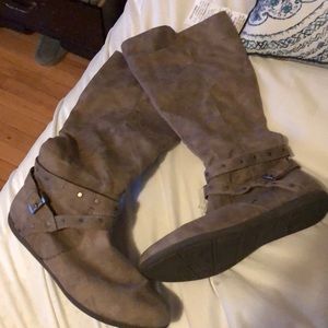 Grey boots in good condition